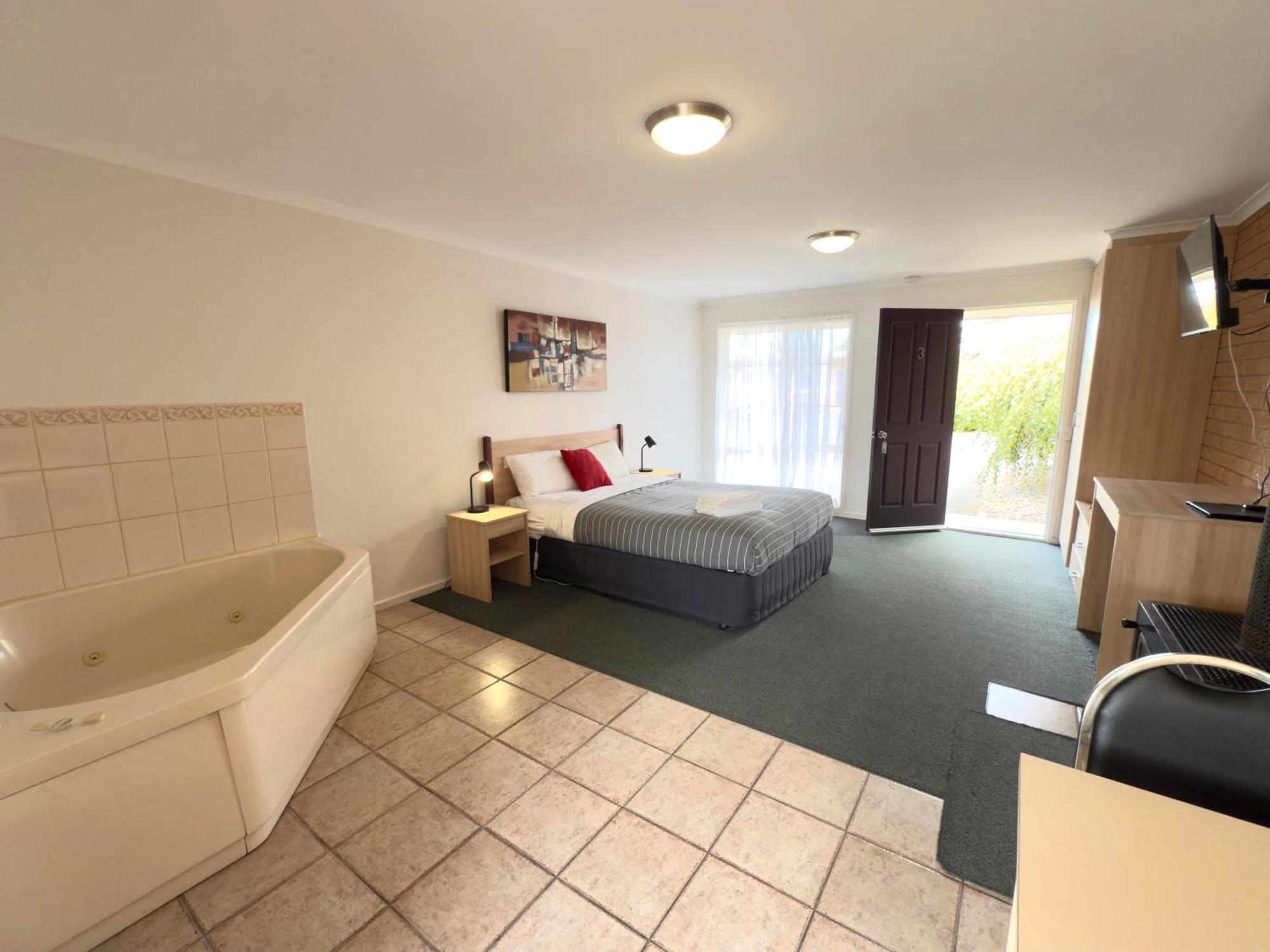 Beachcomber Motel & Apartments Apollo Bay Bagian luar foto
